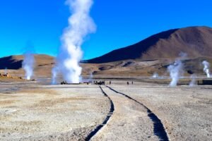 geysers del tatio humenado por erupción del geyser